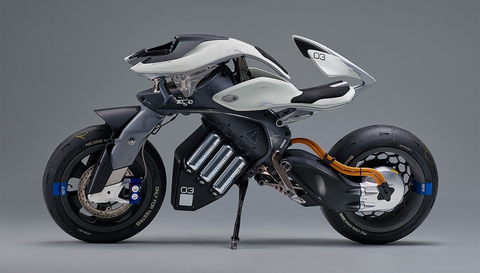 Motocykl elektryczny z fałszywym silnikiem spalinowym dla sceptyków. Yamaha zgłosiła szalony patent