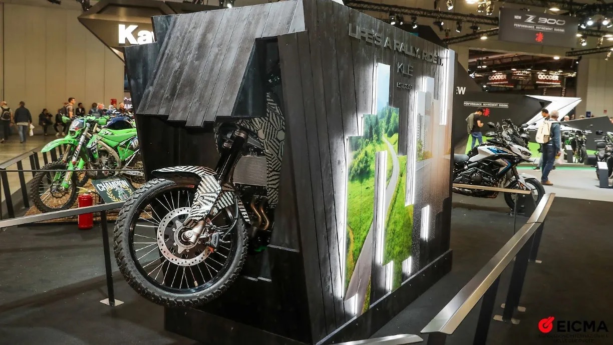 Motocykl Kawasaki KLE zadebiutuje na targach EICMA 2025. Pierwszy zwiastun i domysły