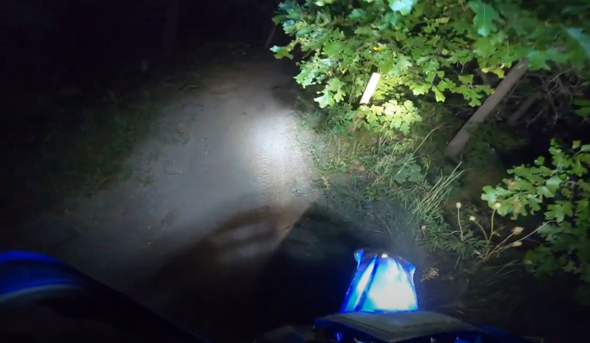 Las, bunkry i zero paliwa. GPS wpakował motocyklistę w głuszę