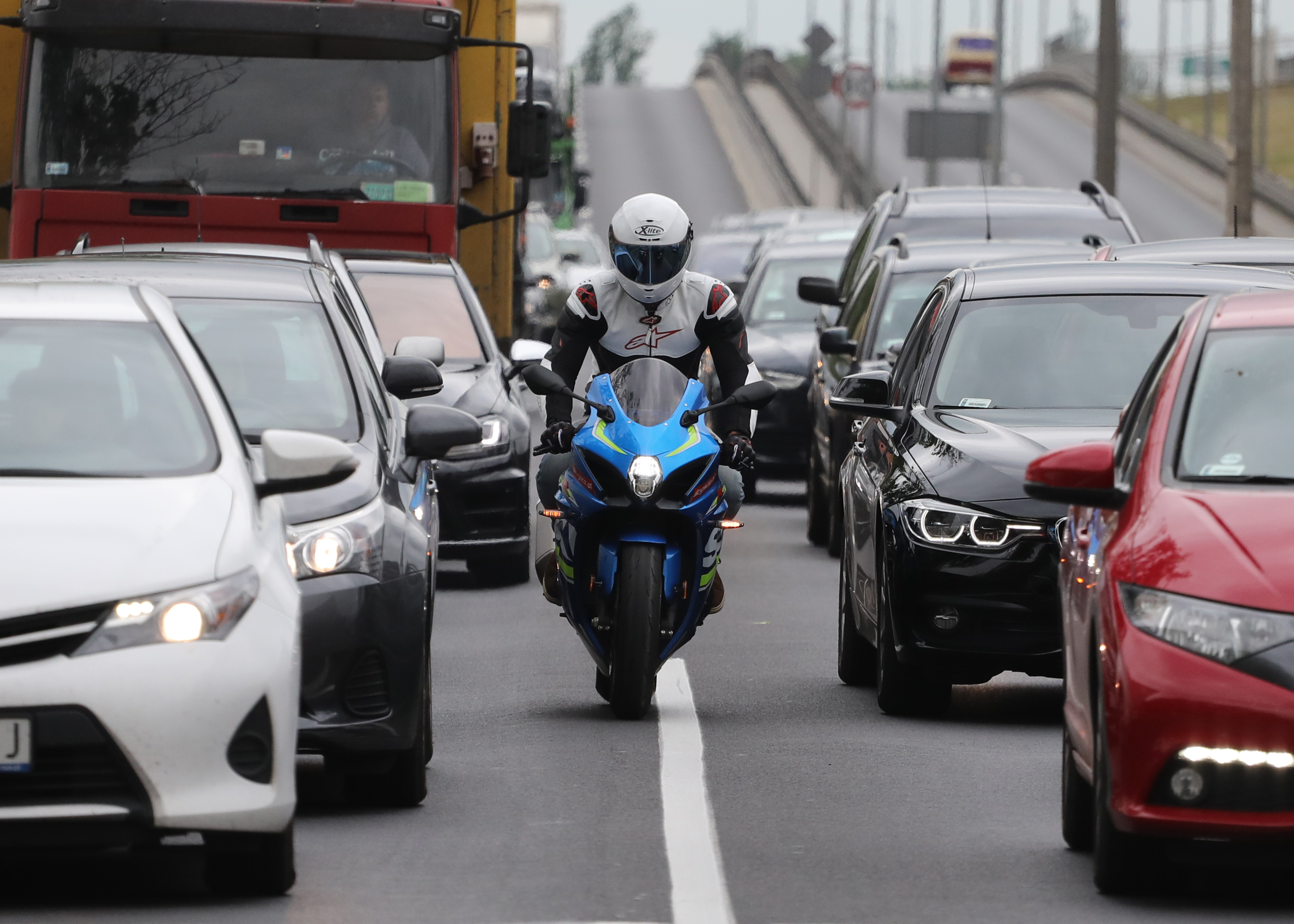 motocyklem w korku z z