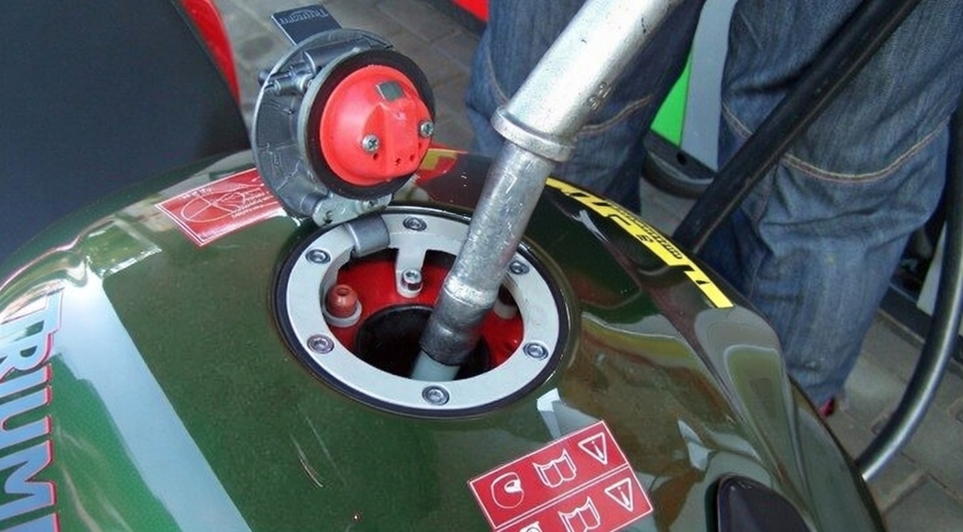 E10 było dopiero rozgrzewką, a rząd szykuje kolejne zmiany w paliwach? Ekologia znów wchodzi do baku, a stawka jest wyższa