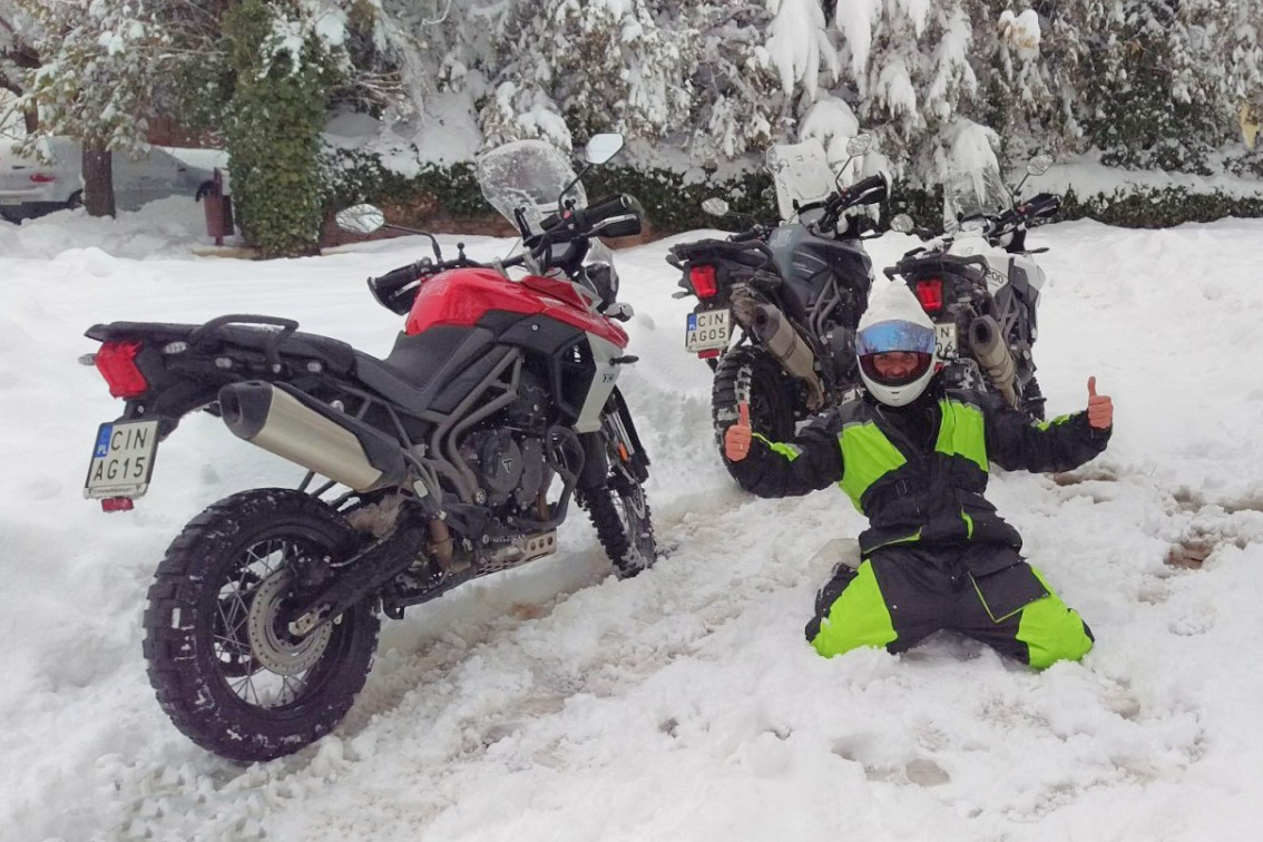 Mycie motocykla zimą. Kiedy pomaga, a kiedy niszczy?