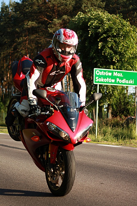 Yamaha R1 stoppie