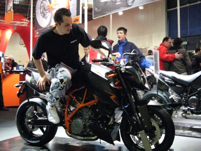 1 39 KTM Duke 690