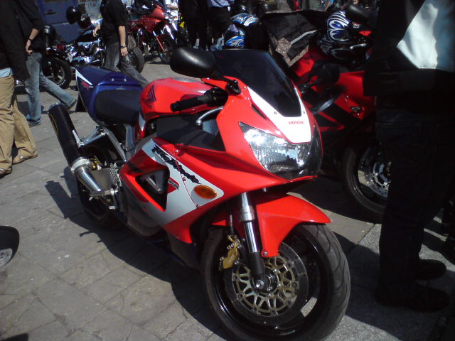 Honda CBR 929RR Fireblade 1