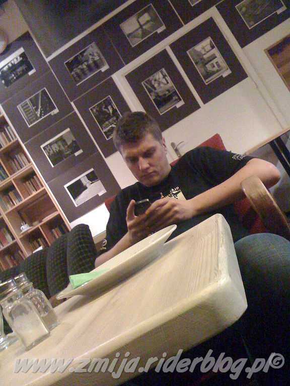 Lucas koncetruje sie na wszystkim ale nie na kawie